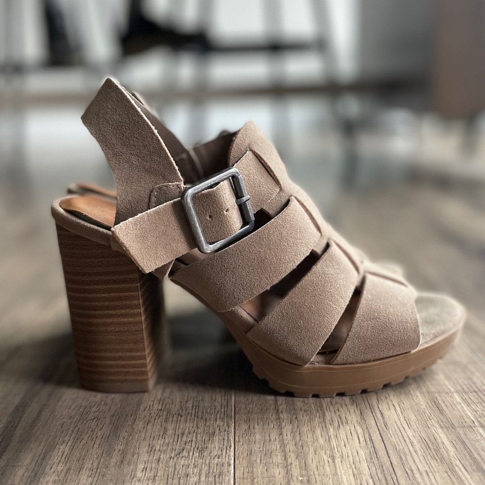Universal Threads Strappy Chunky Heels